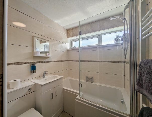 Main bathroom with toilet, shower and bath